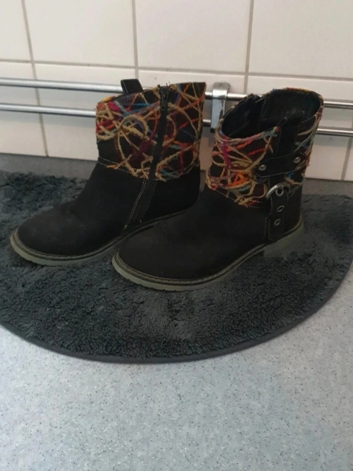 Svarta boots med färgglada detaljer - 1