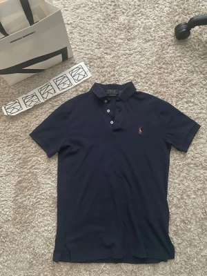Polo Ralph lauren pike - Riktigt fräsch Ralph Lauren pike i nyskick. Den är köpt på NK för 1500kr och kvitto finns. Priset kan diskuteras men som sagt så är den i väldigt bra skick. Den passar XS men även S. Hör av er vid minsta lilla funderingar!