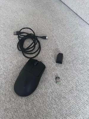Razer Deathadder V3 pro wireless - Säljer en svart trådlös datormus i matt plast med slimmad form. Musen har två huvudknappar och scrollhjul. Medföljer USB-laddningskabel, USB-dongle och adapter. Perfekt för gaming eller arbete vid datorn.