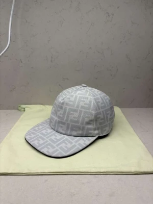 Fendi keps  - Helt ny Fendi keps I vit, finns tillgänglig I storlek Xs-L, dustbag samt tags medföljer 