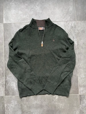 Morris halfzip 100% merinoull  - Tjena, säljer nu denna riktigt snygga och populära Morris half zippen 100% merinoull, den är i bra skick men den har tyvär krymt lite i tvätten, hör av er vid frågor eller funderingar🙌🤝 