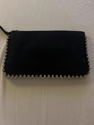 Svart clutch - Svart clutch från Zara. Har tidigare haft en lång silver kedja men jag har tagit bort den för att använda som clutch. Knappt använd!!
