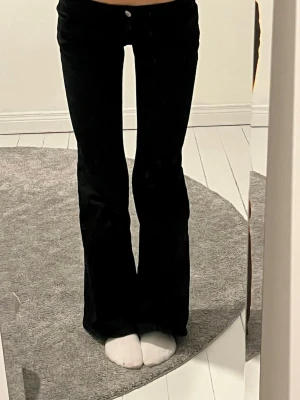 Lågmidjade svarta bootcut jeans - Sååå snygga Lågmidjade jeans från Gina❤️ aldrig använda!! Storlek 34/XS
