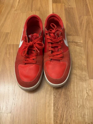Nike sb  - Gammal nike skor i bra skick som inte varit använda på ett långt tag nu, inga synliga skador 
