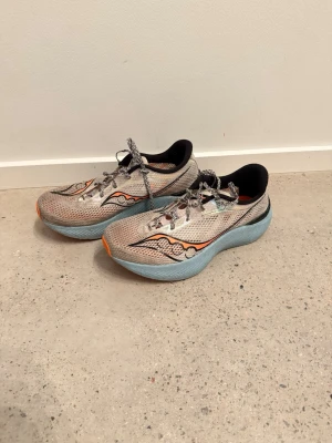 Saucony Endorphin Pro 3 strl 44 - kolfiberplatta - Saucony Endorphin Pro 3, uppdaterad version av denna kolfibersko för tempo, intervaller och tävling för distans upp till marathon. Använd, men det finns bra till och push kvar i plattan.   Utökad S-formad kolfiberplatta för kraftfull framåtdrivning, Speedroll-teknologi, mer PWRRUN PB-mellansula (PEBA), FORMFIT-ovandel med tunn mesh och en låg vikt på 215 gram.  Jag har 43 på Adidas och 43 1/3 på Asics vilket motsvarar Saucony storlek 44. Skick syns på bilderna.