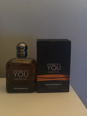 Armani stronger with you absolutely 100ml - Säljer Stronger With You Absolutely 100 ml. Nästan full, knappt använd. Varm och söt doft – superfin!