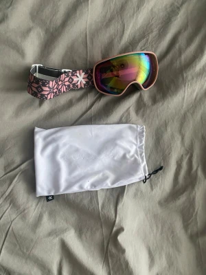 Everest skidglasögon rosa mönster - Säljer ett par snygga skidglasögon från Everest med rosa och gråa mönstrat band. Nya kostar dem 449kr men pågrund av en liten repa/skrapa så säljer jag dem för halva priset (sista bilden ser man på själva glasögonen en liten repa) skriv om frågor! 💕
