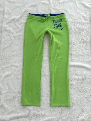 Hollister lågmidjade byxor  - Ett par byxor från Hollister i storlek L. Rakt över midjemått: ca 41cm. Innebenslängd: ca 79cm. Jag fraktar inom 24h, frakt med PostNord prioriteras. Se liknande plagg i min profil!