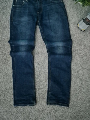 Mörkblå raka jeans från Levi's - -  Jeans -  Levis -  Denim -  Mörkblå -  Slim Fit -  Storlek xs -  herr -  Nyskick 