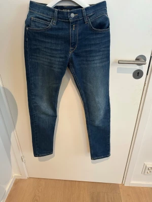 Blå slim fit jeans från Replay - Säljer ett par blå slim fit jeans från Replay. Jeansens modell heter zirkzy och  sitter slimfit. Skicket är jättebra