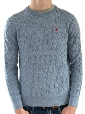 Morris tröja - Kabelstickad tröja i toppenskick Storlek XL men sitter som en M, jag på bild är 180cm lång Endast 319kr för följare Fråga gärna frågor