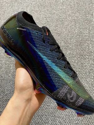 Nike Mercurial fotbollsskor svart/rainbow - Säljer ett par Nike Mercurial fotbollsskor i svart med skimrande regnbågseffekt och holografisk yttersula. Skorna har snörning, låg profil och detaljerade grafikmönster på sidan. Ovandelen är i syntetmaterial för lätt vikt och bra bollkontroll.