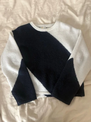 Svart och vit tröja från Gina tricot - Svartvit tröja från Gina Tricot, storlek 170. Superfin basic som passar till allt och funkar året runt. Mycket fint skick, knappt använd. Säljes pga garderobsrensning. Snabb affär prioriteras, pris kan diskuteras ✨