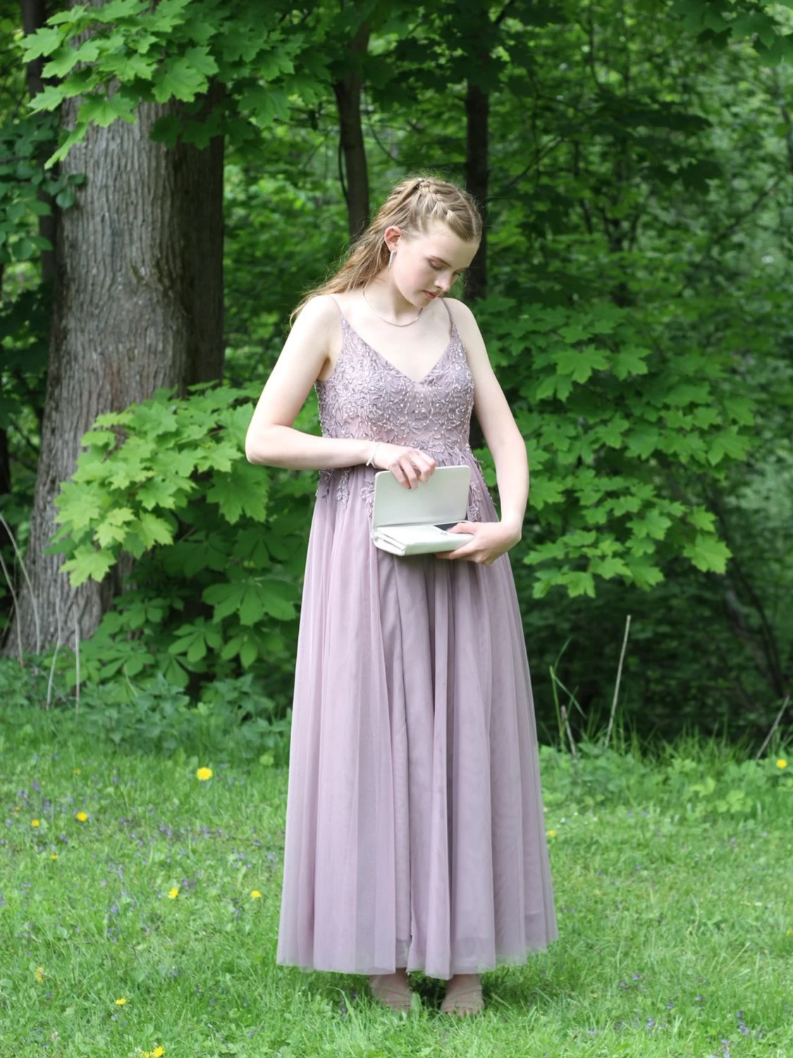 Ljuslila balklänning med spetsdetaljer - 2