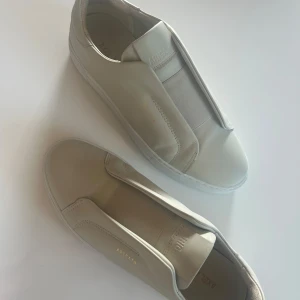 Axel arigatos skor - Splitter nya Axel arigato skor, använd 1 gång men kände direkt att sulan var för hög för min smak ca (3cm). Säljer dessa till någon annan som kommer ha användning för dem och dom är jätte snygga!