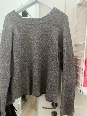 Brun stickad tröja från Vero Moda - Mysig brun stickad tröja från Vero Moda med rund halsringning och långa ärmar. Tröjan har en enkel, rak passform. Lite nopprig men inget man tänker på. 