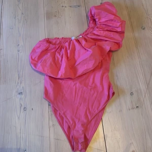 Rosa body - Rosa body st s märke MNG köpt på Vinted som ny, använd 1 gång av mig💕kom med prisförslag!🌟
