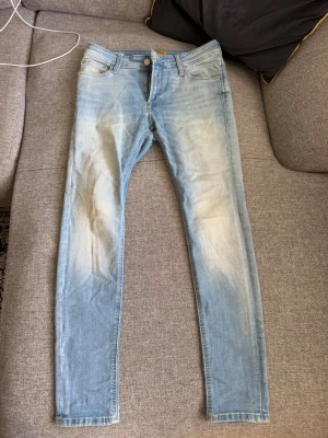Ljusblå jeans Jack n Jones  - Säljer ett par ljusblå Jack n jones jeans med klassisk femficksdesign. Jeansen har normal midja och dragkedja med knapp. Perfekta för en avslappnad och trendig look.