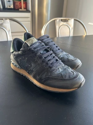 Valentino Rockrunners - Säljer ett par feta valentino Rockrunner o storleken 42. De är ganska slitna men fortfarande tvärfeta. Inga hål någonstans och sulan ser bra ut, hör av dig vid funderingar.