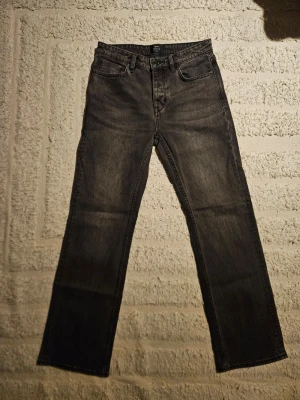 Mörkgrå jeans från Neuw w29/L32 - Snygga jeans från Neuw. Använd fåtal gånger, inga defekter. Modell: Julian relaxed Storlek: w29/L32 men sitter/ passar mer som L34