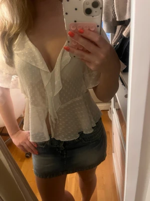 jättesöt blus  - fin blus som är perfekt till sommaren! Inga defekter och säljer då den inte kommer till användning längre