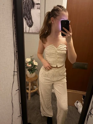 Fin beige jumpsuit - Beige jumpsuit i beige i storlek S 200kr