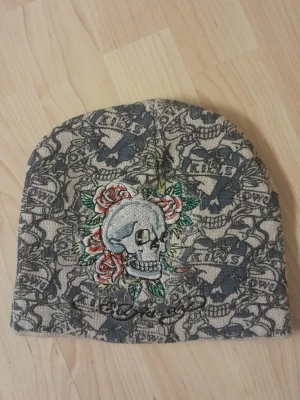 Blå ed hardy mössa/beanie - Blå ed hardy mössa köpt på second hand butik, pris kan diskuteras 🍏.