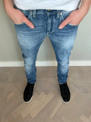 Dondup George Jeans - Tja säljer nu dessa riktigt snygga Dondup jeansen i storlek 30 där nypriset är cirka 4000kr och modellen är George, skick 9/10 vid minsta lilla fundering så är det bara att höra av sig!  Mvh Santén