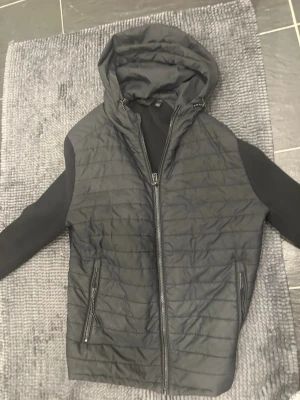 Belstaff cardigan  - En Belstaff cardigan i mycket bra skick storlek M. Perfekt nu till våren!