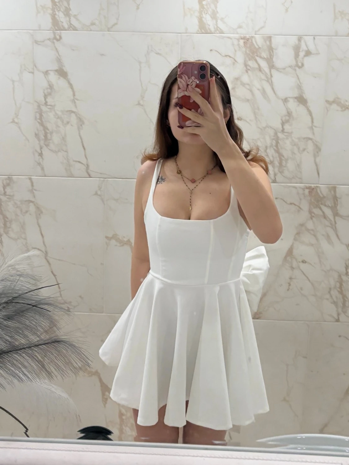 Vit kort Leora klänning med rosett