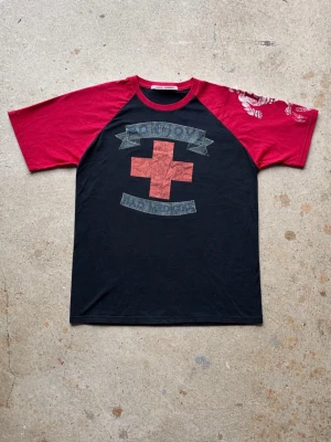 Upcycled raglan t-shirt - Upcycled raglan tee we’ve sewn, combining two vintage graphic tees. Boxy fit and in great condition, 100% cotton.