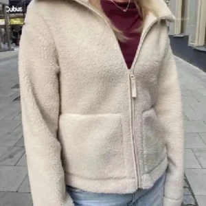 Teddy jacka - Jättefin och mysig teddy jacka från hm, använd hyfsat många gånger men inga defekter osv🥰