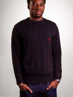 Svart stickad tröja från Ralph Lauren - Kabelstickad svart tröja från Ralph Lauren med klassisk röd logga på bröstet. Tröjan har rund halsringning, ribbade muddar och är långärmad. Perfekt för dig som gillar en stilren och tidlös look.