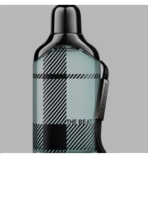 Burberry The Beat parfym - Burberry The Beat är en parfym i en stilren glasflaska med klassiskt rutmönster i svart och grått. Flaskan har en metallisk svart kork och en liten läderdetalj med Burberry-logga. Modern och trendig design som sticker ut i badrumshyllan.