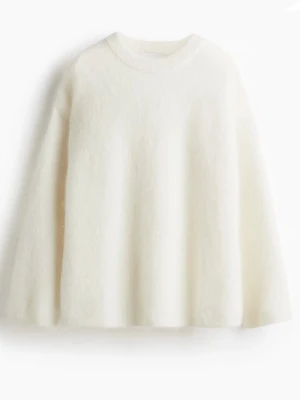 Vit stickad mohair tröja - Mysig vit stickad mohair tröja med rund hals och lång ärm. Tröjan har en fluffig, mjuk struktur och avslappnad passform. Har använt den en gång. Priset går att diskuteras!💕