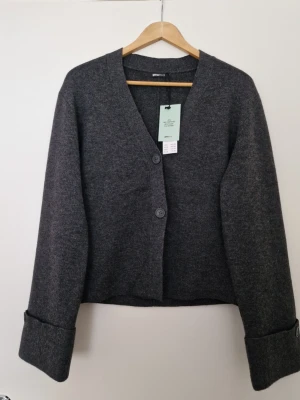 Ny Gina Tricot mörkgrå stickad kofta M - Ny kofta i storlek M. Ganska populart modellen. Nypris 459