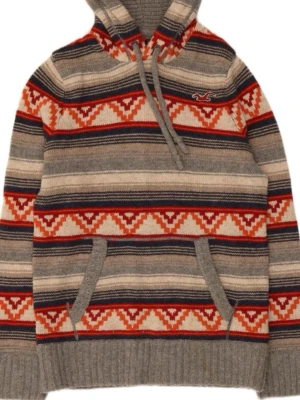 Stickad hoodie från Hollister - Stickad hoodie från Hollister med grå, beige, marinblå och röda ränder samt grafiskt mönster. Tröjan har huva med dragsko, magficka och ribbade muddar. Riktig varm och go. Ett väldigt sällsynt och snyggt plagg