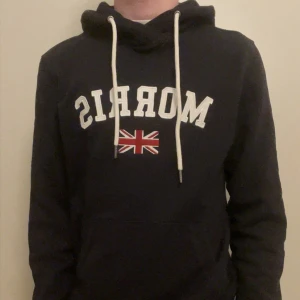Morris hoodie - Fet morris hoodie i marinblå, kvitto ingår . 8/10 skick💫