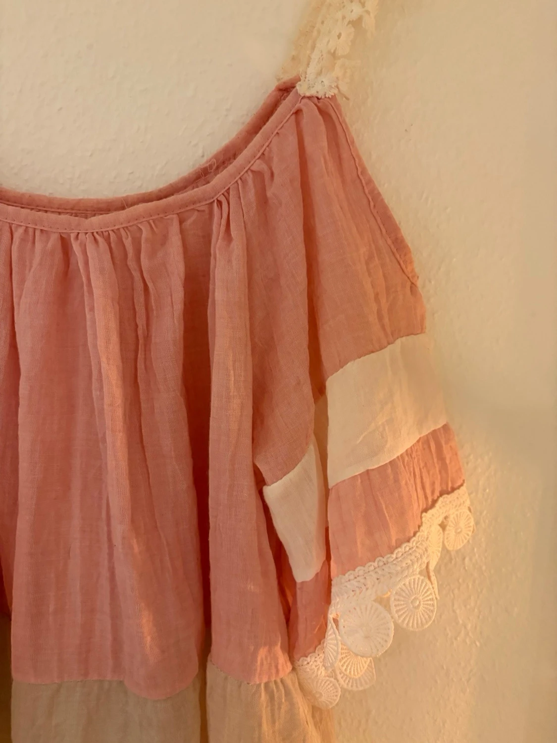 Randig sommarklänning med spetsdetaljer - 1