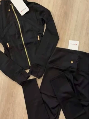 🖤 Lululemon set XS – Nyskick - Säljer ett superfint Lululemon set med både överdel och underdel. Setet är endast testat en gång och är i princip i nyskick.