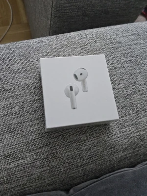 Apple AirPods med brusreducering - Säljer ett par vita Apple AirPods med aktiv brusreducering. Snygg och stilren design i plast, Perfekta för musik, poddar och samtal med trådlös frihet och grym ljudkvalitet.