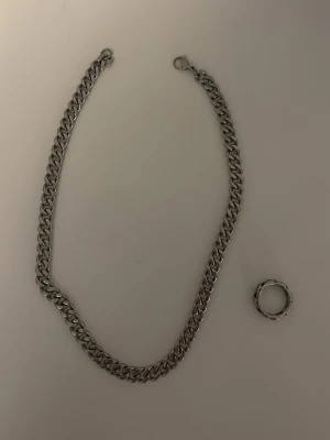 Silvrigt kedjehalsband i metall - Säljer ett chunky halsband i rostfritt stål och en ring på köpet. 