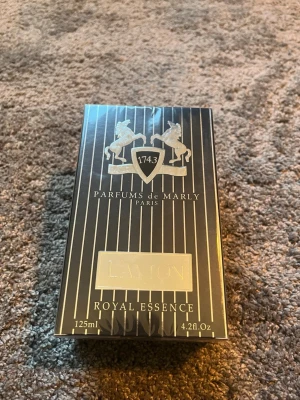 Parfums de Marly Layton 125ml - Hej! Säljer nu en  parfym från Parfums de Marly, och modellen heter Layton Royal Essence. Flaskan är 125 ml. Säljer den pga att det blev ett litet spontanköp som jag aldrig riktigt hade pengar till. Tveka inte om det är några frågor eller liknande utan ingen fråga är en dum fråga. MVH