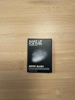 Make Up For Ever Artist Blush - NY - Artist Blush från Make Up For Ever är ett puderrouge. Produkten är framtagen för att ge byggbar intensitet och finns i flera nyanser. Perfekt för att skapa en naturlig eller mer markerad look. Innehåller 4g =0,141 oz full size. Färg: playful coral, Ny pris:369kr