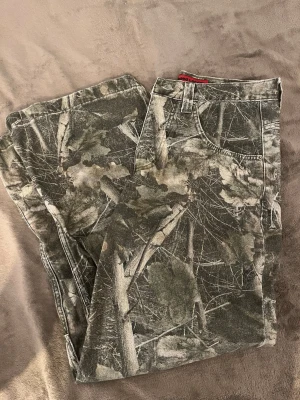 Jaded London camo jeans - Säljer ett par camo jeans från Jaded London. Aldrig använda. Prislapp fortfarande kvar. Storlek 26W. Original pris: 1300kr. Artikelnummer: 5057171347347