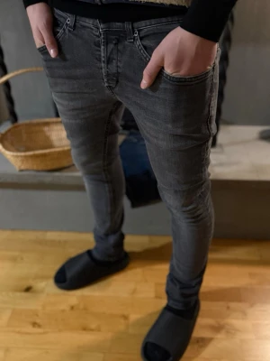 Dondup George jeans - Det Ett par riktigt snygga Dondup jeans i mörkgrå färg. Näst intill nytt skick‼️  Modell: George!  Size: W30.   Modell runt 179cm, 70kg. 🔹 Hör av dig vid frågor eller funderingar🙌