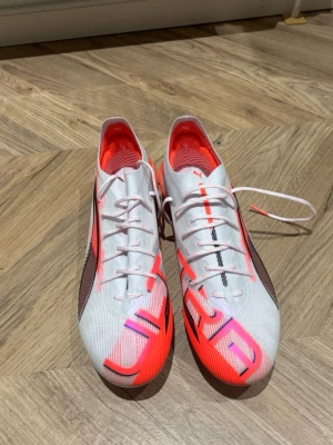 Puma fotbollsskor  - Puma Ultras fotbollsskor. Skorna är i helt nytt skick och har inte använts. 