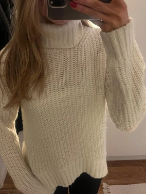 Vit stickad tröja  - En mysig vit stickad tröja med polokrage🩷