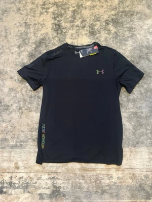 Under armour tshirt - Under armour tshirt, lyser när ljus kommer.