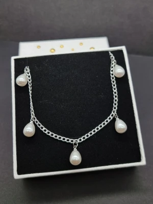 Stilfullt halsband med pärlor  - Material-rostfritt stål.  Kedjetjocklek-3mm.  Utan smyckesask 160kr #53